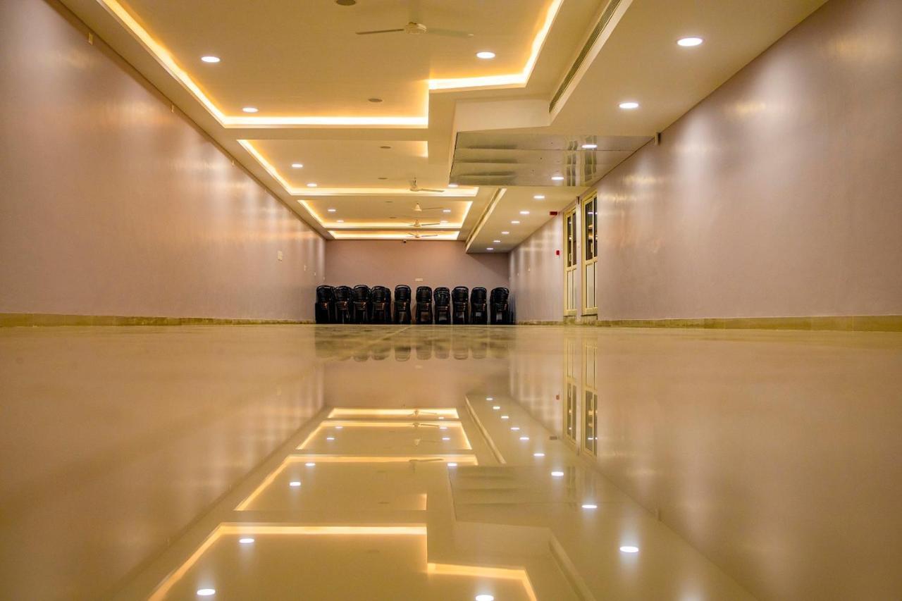 Kkm International Otel Kuzhittura Dış mekan fotoğraf