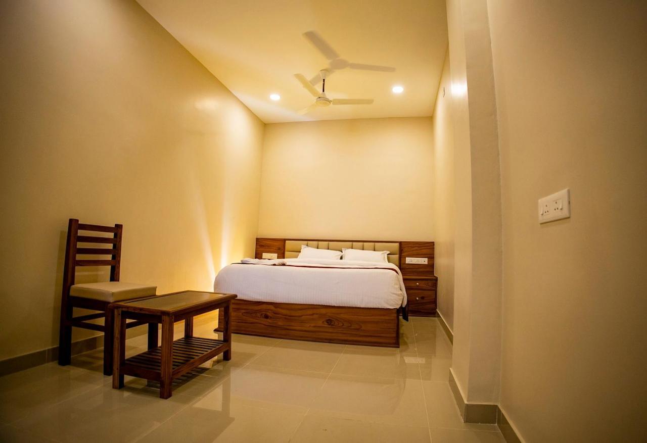 Kkm International Otel Kuzhittura Dış mekan fotoğraf