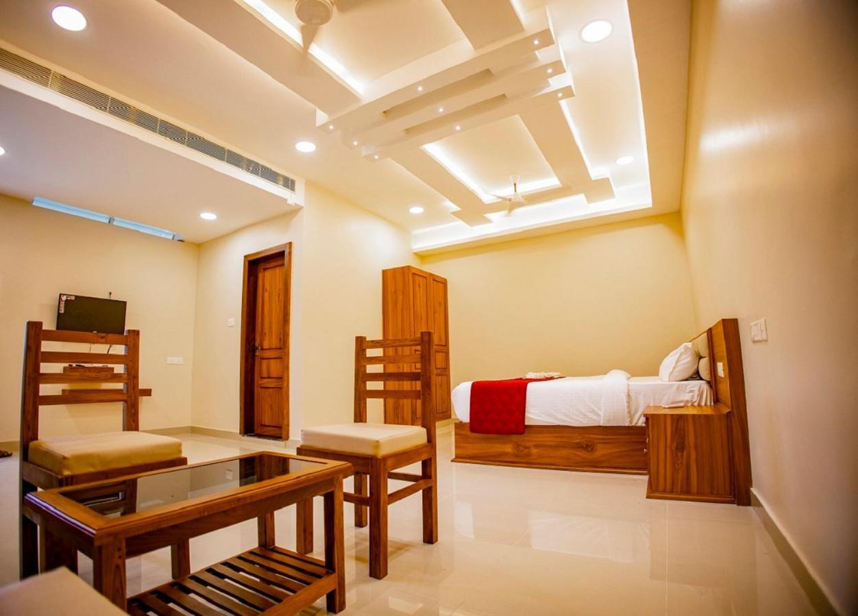 Kkm International Otel Kuzhittura Dış mekan fotoğraf