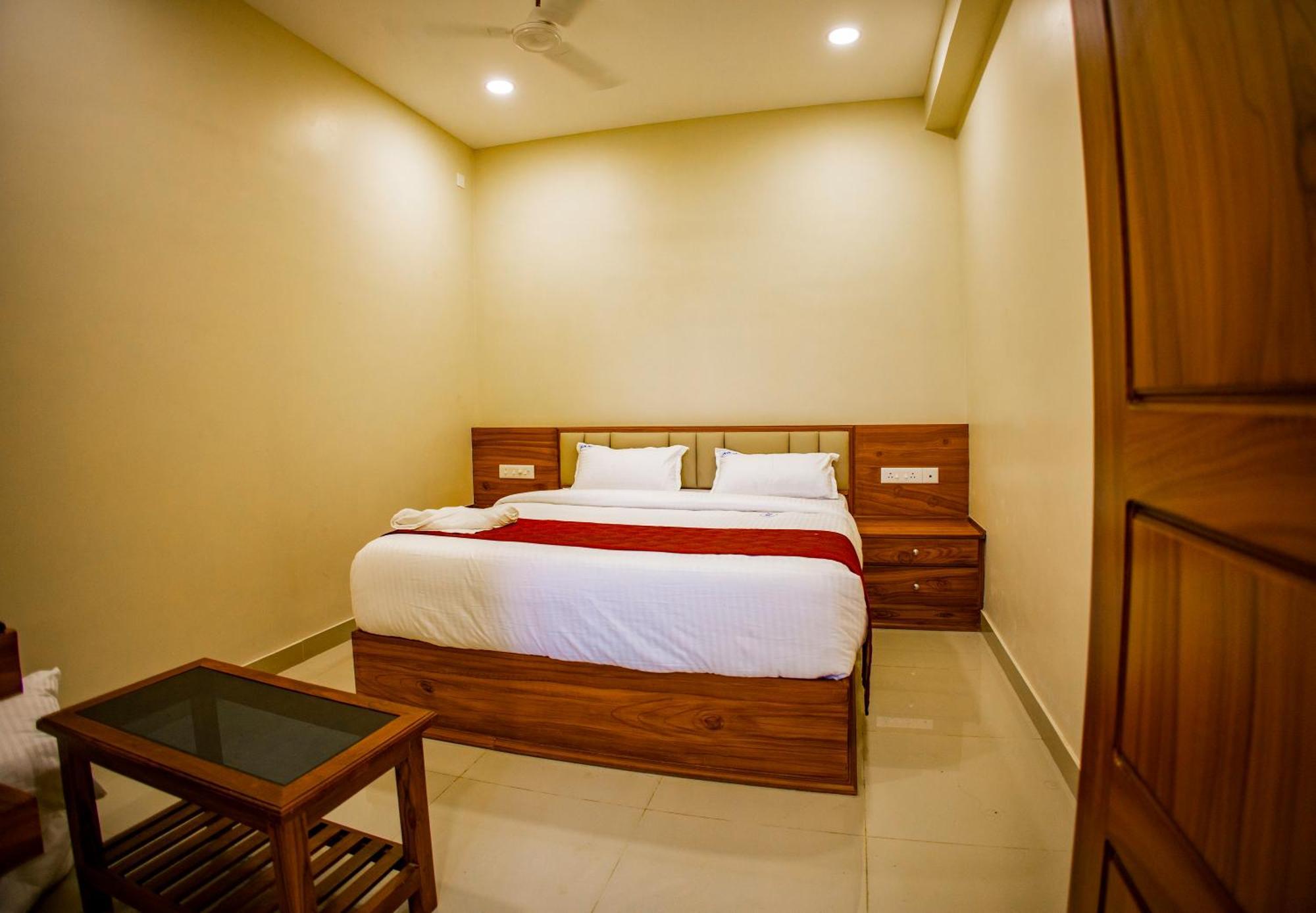 Kkm International Otel Kuzhittura Dış mekan fotoğraf